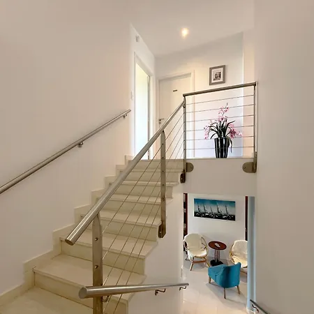 Villa La Cissia , Sur La *