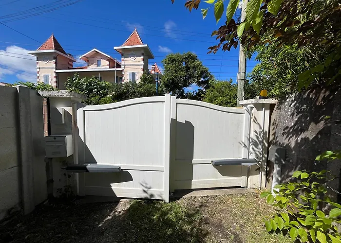 Front Bassin, Acces Privee, Piscine