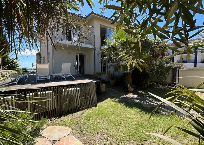 Front Bassin, Acces Privee, Piscine