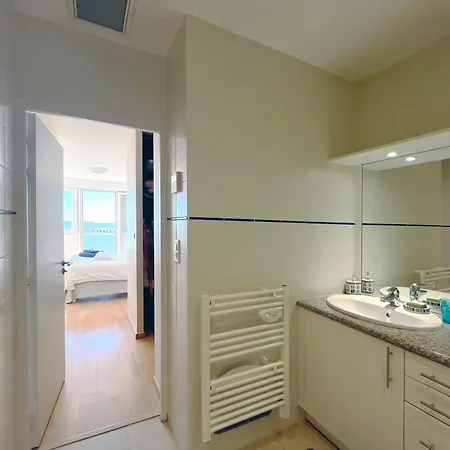 Front Bassin, Accès Privée, Piscine