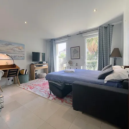 Front Bassin, Accès Privée, Piscine