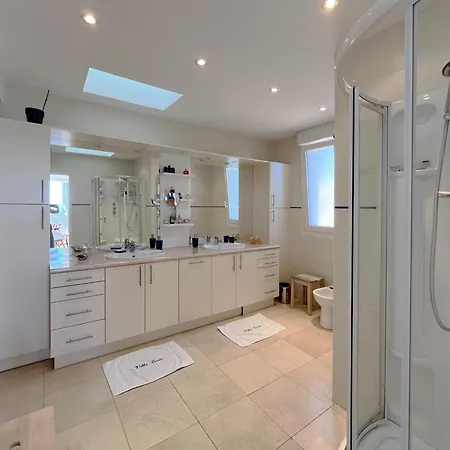 Front Bassin, Accès Privée, Piscine